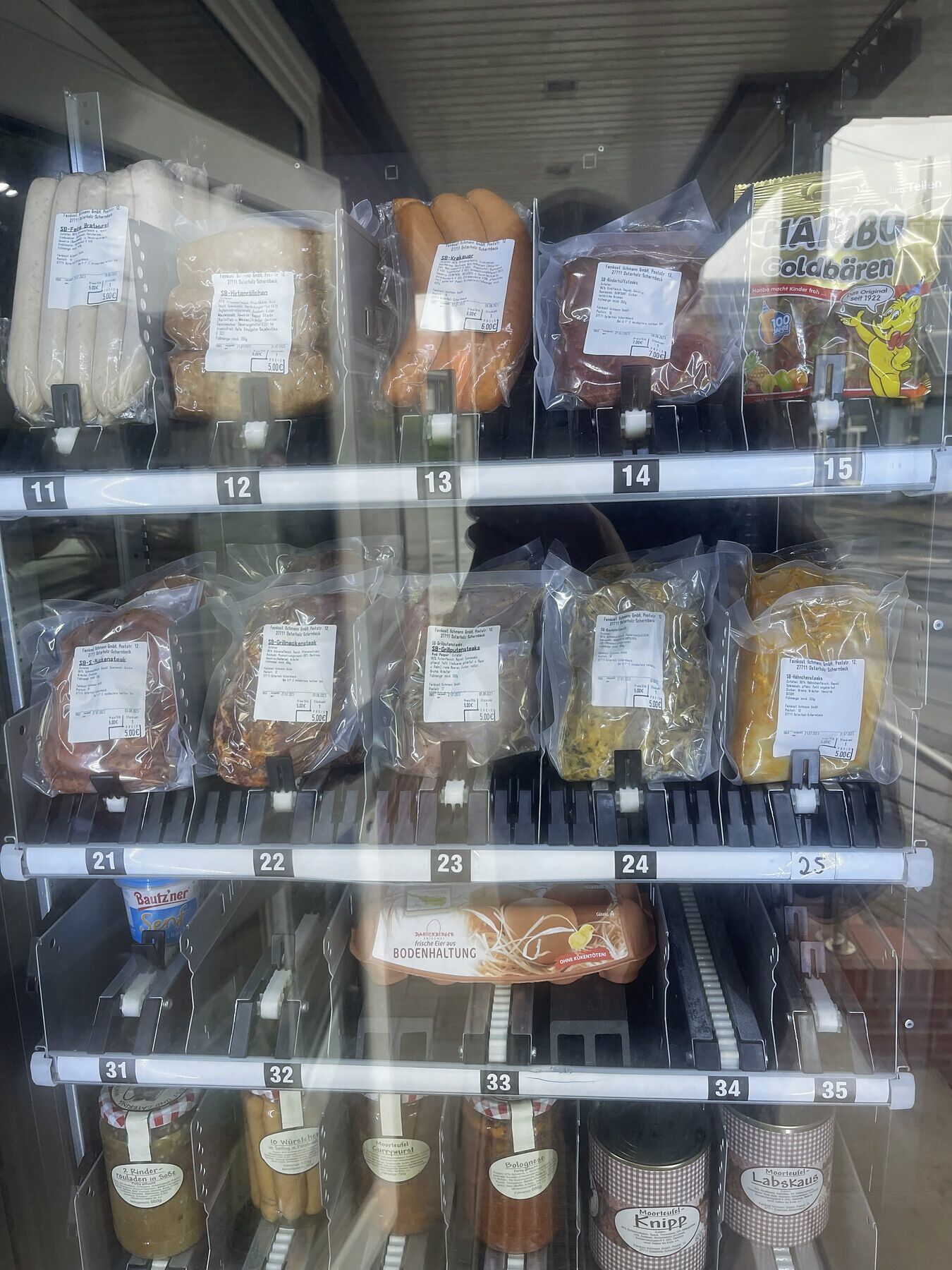 Verkaufsautomat mit Wurst und Fleisch vor dem Geschäft