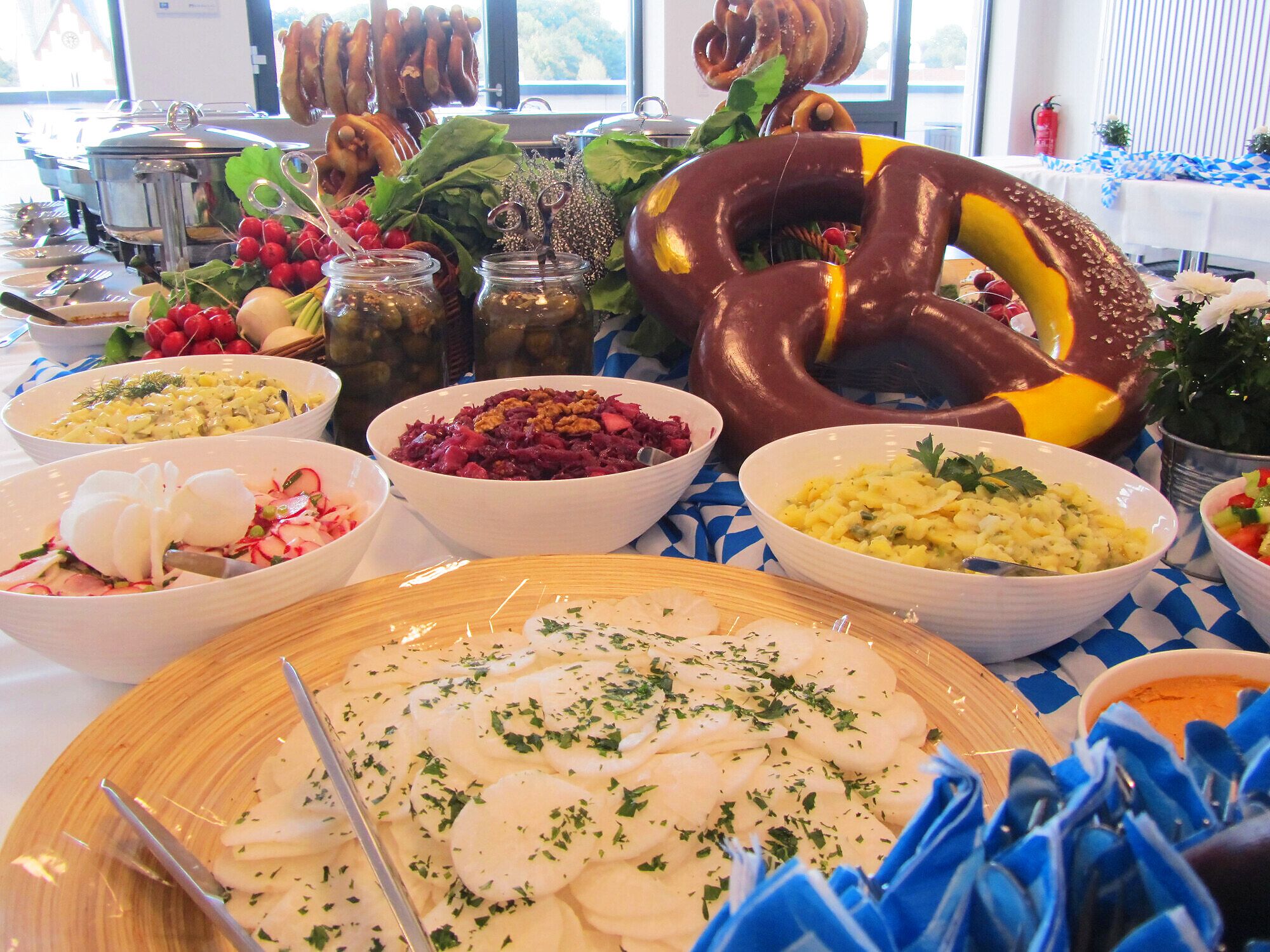 Bayerisches Buffet mit Salaten und Brezeln