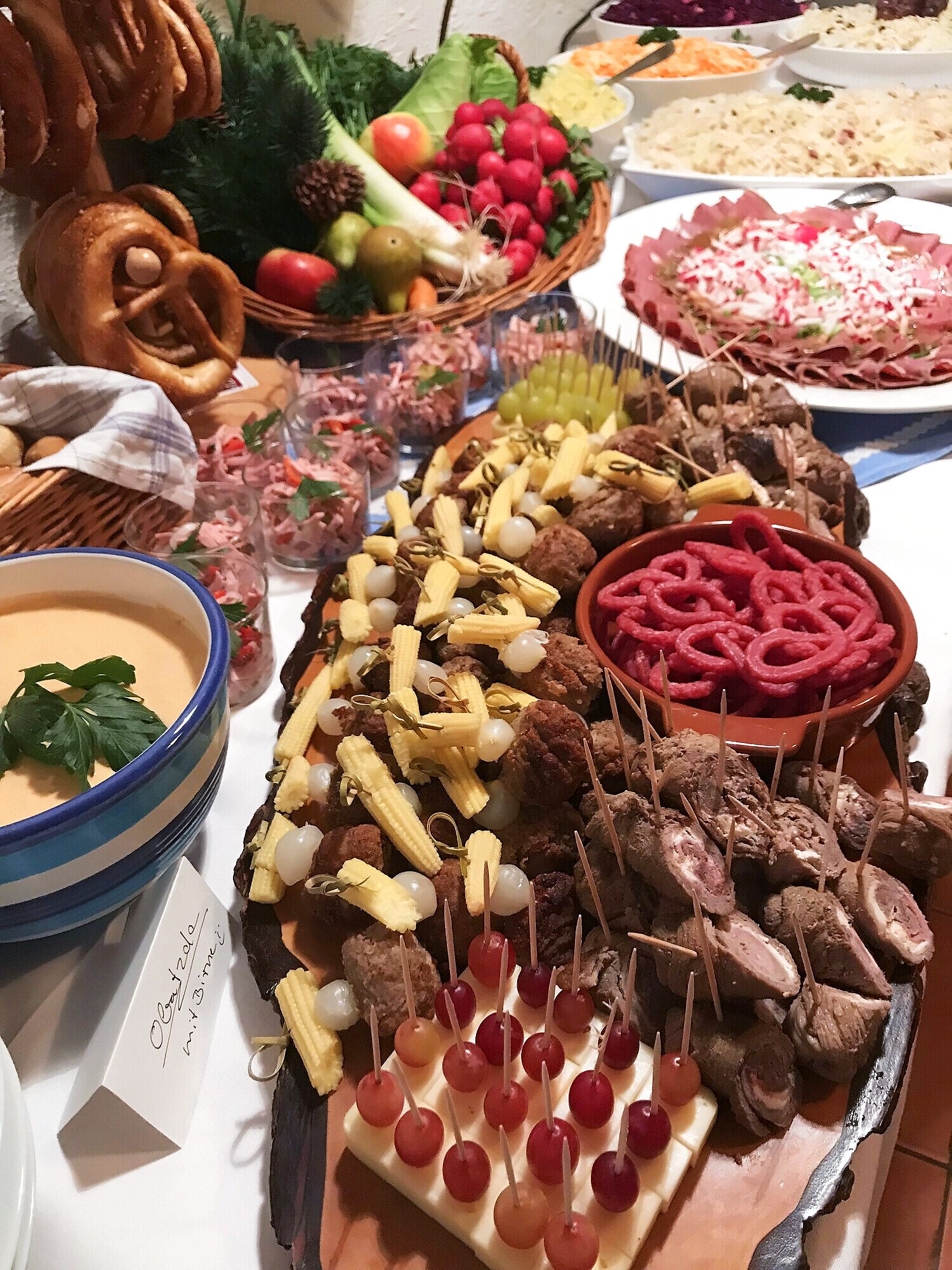 Käseplatte mit Trauben und Brezeln