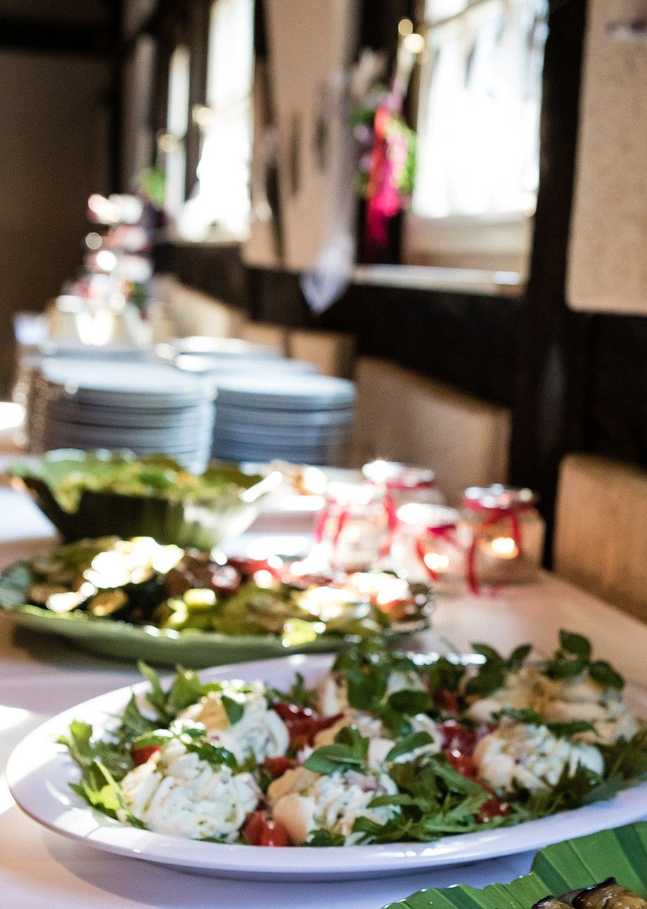 Angerichtetes Buffet mit Tellern und Windlichtern