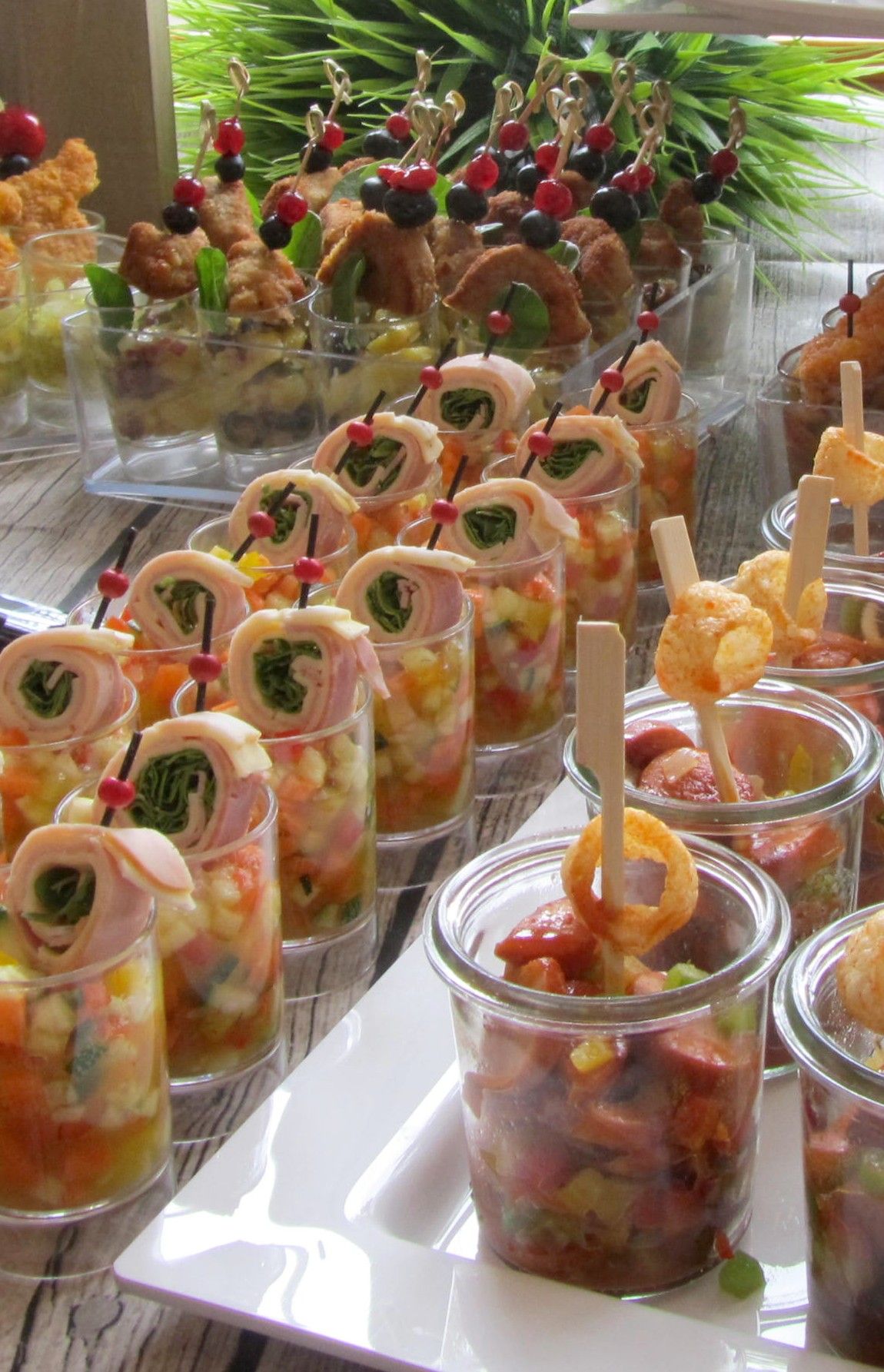 Fingerfood im Glas mit Schinkenröllchen und Spießen