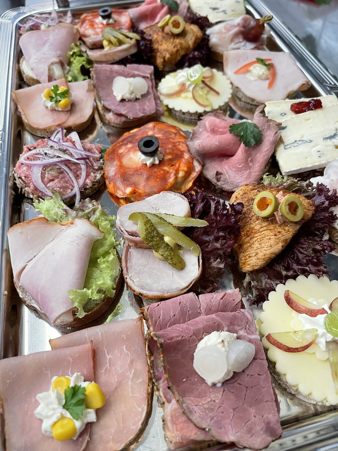 Platte mit belegten Brötchen