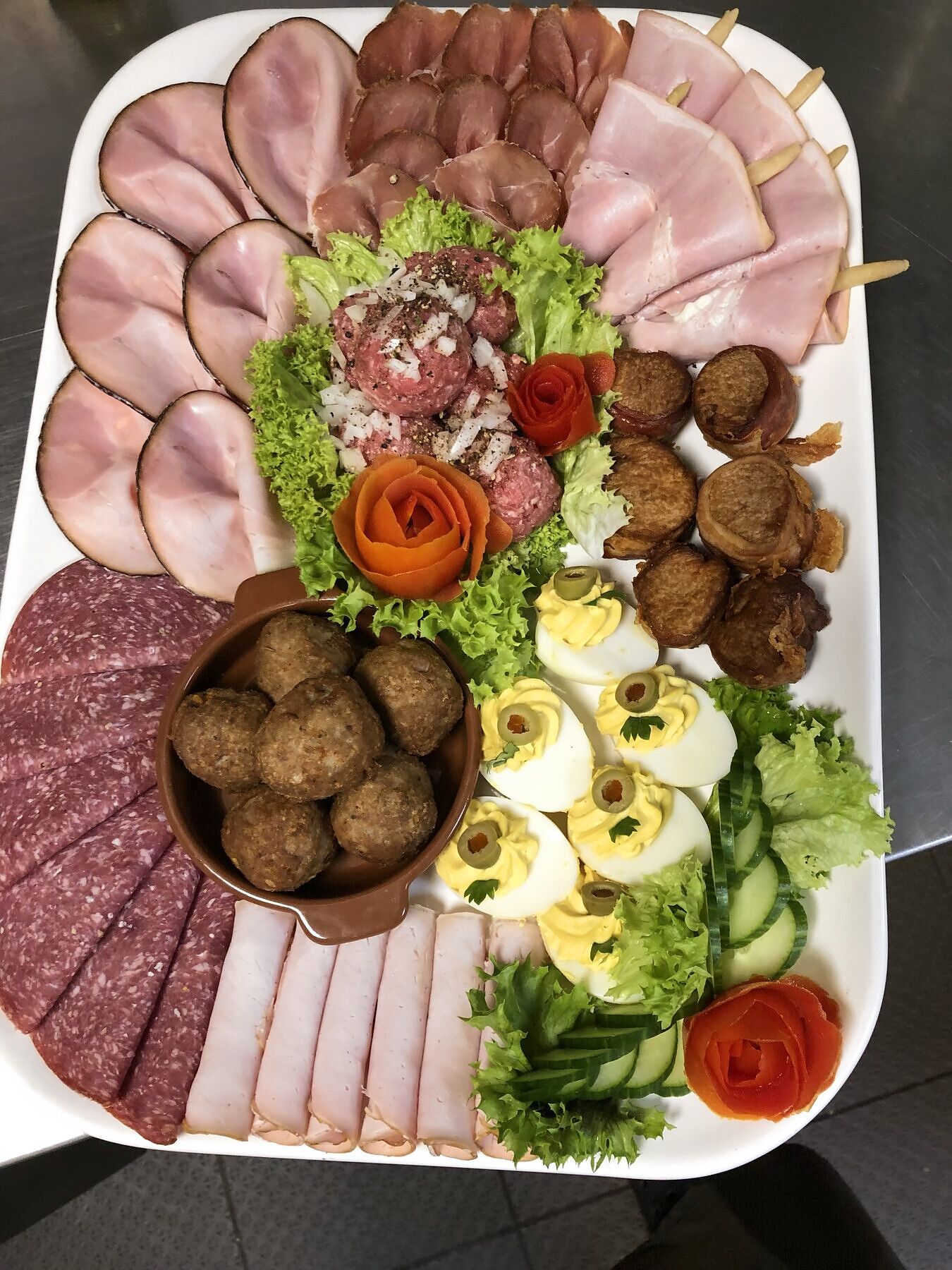Platte mit hausgemachter Wurst