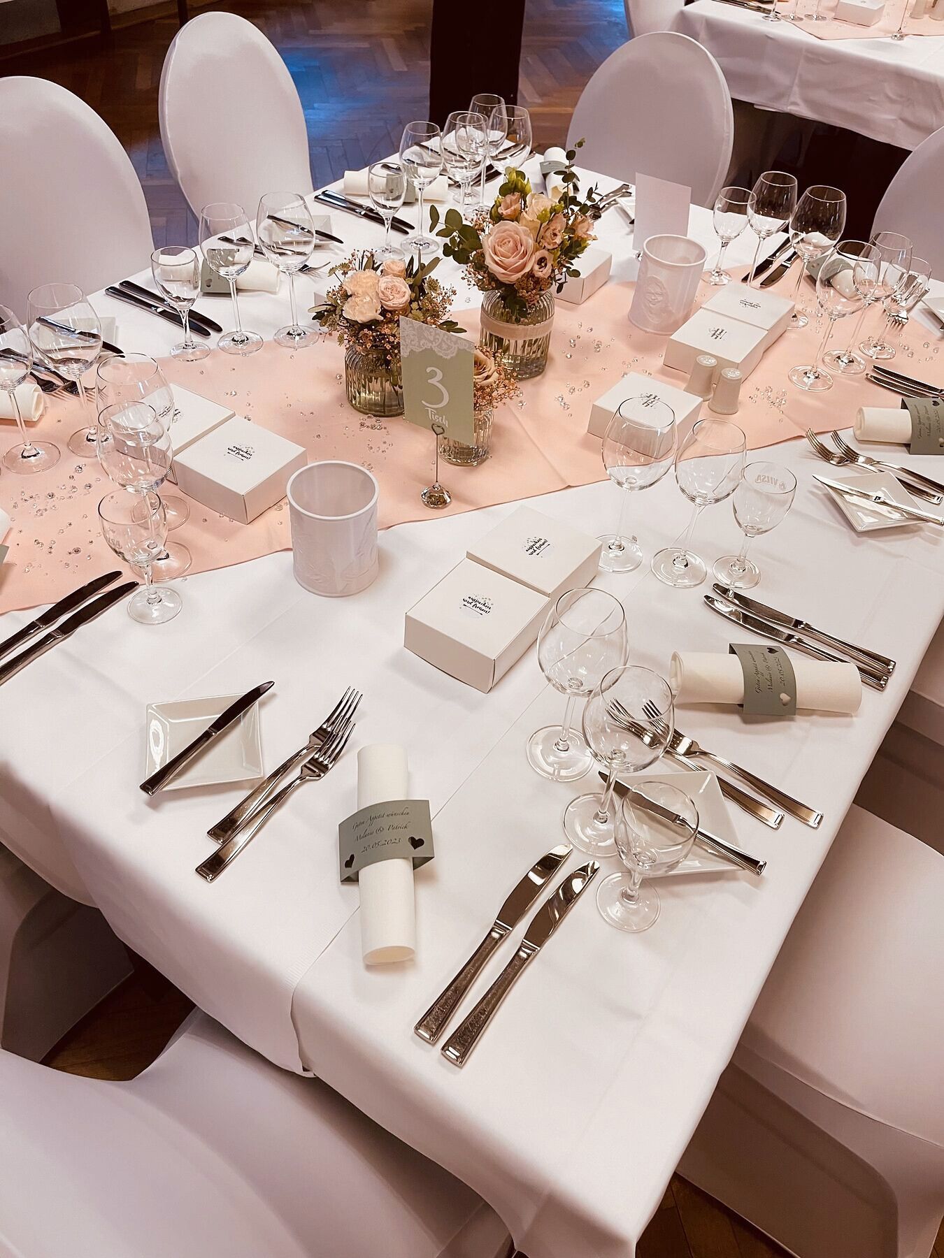 Von uns eingedeckte Festtafel in einer Veranstaltungslocation